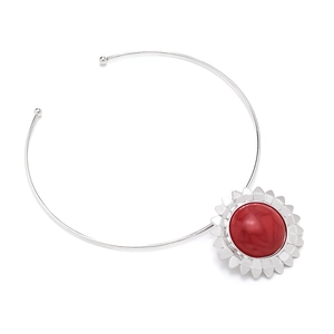 Gros plan d'un pendentif tournesol en argent avec pierre en résine rouge sur collier