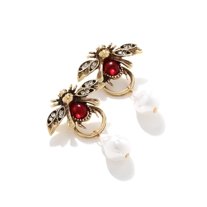Boucles d'oreilles abeille vintage avec gemme rouge, strass et perle baroque dorée antique