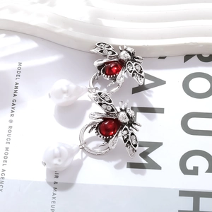 Boucles d'oreilles abeille argentées vintage avec gemme rouge et perle baroque chic