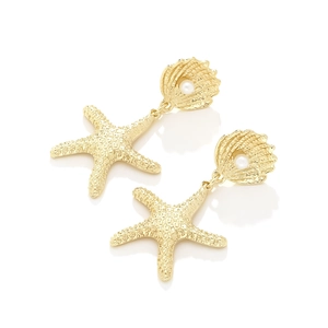 Orecchini a forma di stella marina dorata con conchiglia e perla su sfondo bianco
