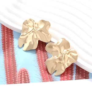 Boucles d'oreilles vintage dorées en forme de feuilles et fleurs irrégulières en métal