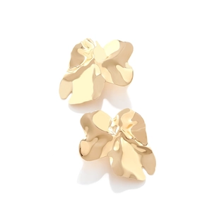 Boucles d'oreilles dorées avec motif de feuilles irrégulières et fleurs en métal vintage