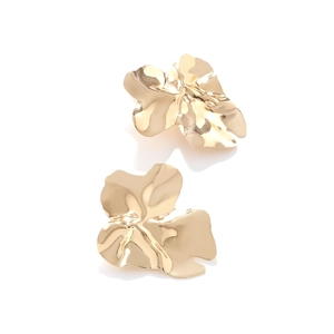 Boucles d'oreilles vintage en métal doré en forme de feuille avec texture irrégulière