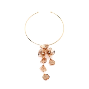 Goldenes Torques-Halsband mit 3D-Blumenanhänger und funkelnden Kristallzentren