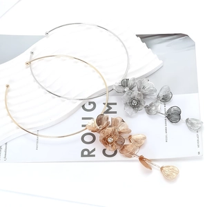 Minimalistisches 3D-Blumen-Choker-Halsband in Gold und Silber mit funkelnden Strasssteinen