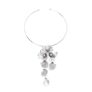 Minimalistischer Silber-Choker mit 3D-Metallblumenanhängern und funkelnden Kristallakzenten