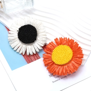 Handmade woven sunflower hair clip in white and orange raffia for summer accessories
