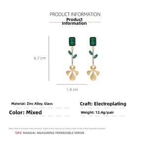 Détails des dimensions 6,7cm x 1,9cm pour boucles d'oreilles fleurs en cristal vert
