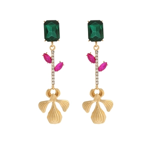 Boucles d'oreilles fleurs avec cristaux émeraude et pétales dorés sur fond blanc