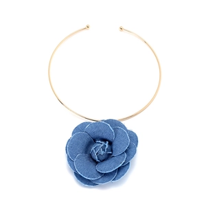 Ras de cou bohème fait main avec pendentif fleur en denim bleu sur anneau en métal doré