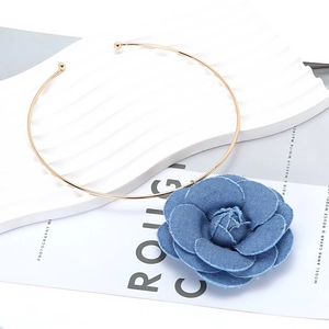 Collier ras de cou bohème fleur en denim et cercle doré pour femmes élégantes
