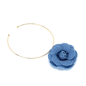 Choker fleur de camélia en denim fait main avec anneau doré de style bohème