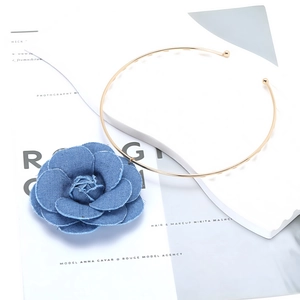 Collier ras du cou fait main avec fleur en denim bleu et anneau doré style bohème
