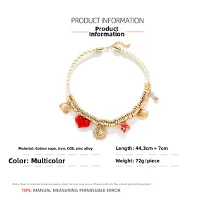 Détail du collier de perles avec pendentifs hippocampe, crabe et soleil sur corde coton