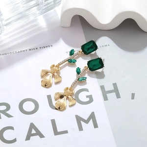 Élégantes boucles d'oreilles longues dorées avec cristaux vert émeraude et strass