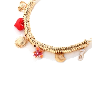 Collier artisanal océan avec pendentifs hippocampe, crabe et soleil sur perles dorées