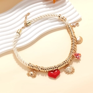 Collier artisanal thème marin avec breloques hippocampe et crabe sur chaîne en corde torsadée