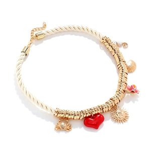 Détail du collier de perles fait main avec breloques marines, cœur et pendentif coquille