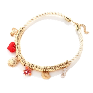 Collier artisanal océan avec pendentifs hippocampe et crabe sur cordon crème