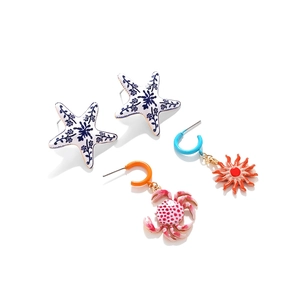 Set di orecchini a stella marina in porcellana blu e pendenti a forma di granchio