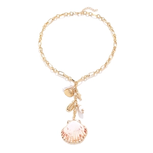 Collier chaîne dorée avec pendentifs en coquillages naturels et conques style plage