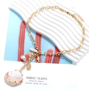 Collier thème marin doré avec grand pendentif en coquillage naturel et perle
