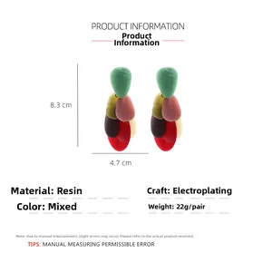 Vue détaillée de boucles d'oreilles multicouches en résine colorée avec dimensions 8,3 cm