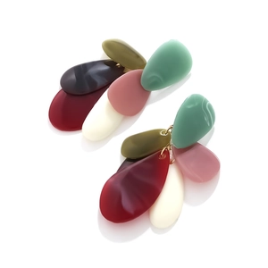 Boucles d'oreilles pendantes en résine multicouche colorée avec anneaux en métal doré
