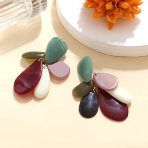 Boucles d'oreilles géométriques en résine avec gouttes texturées marbrées multicolores