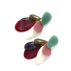 Détail de pendentifs gouttes en résine superposés aux motifs géométriques colorés