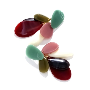 Boucles d'oreilles géométriques multicouleurs en résine avec pétales superposés dorés