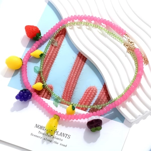 Set di collane di perline con ciondoli a forma di frutta rosa e verde limone e fragola
