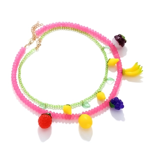 Set di collane di perline fatte a mano con ciondoli a forma di frutta come fragola e limone