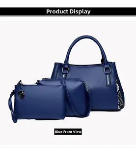 Ensemble détaillé de sacs en cuir bleu grainé avec détails patchwork peau de serpent