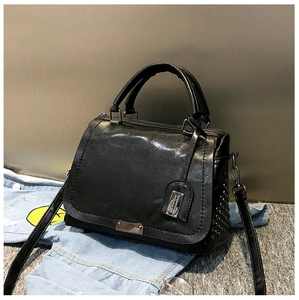Vue détaillée du sac à main en cuir grainé noir avec rivets argentés et ferrures