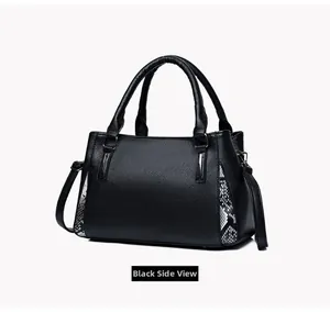 Détail du sac cabas noir grainé avec panneaux motif serpent et garnitures métalliques