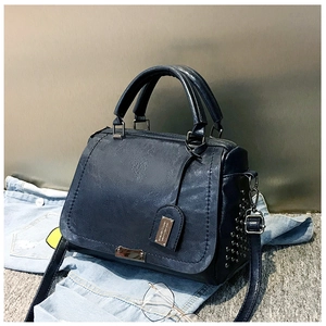 Vue détaillée du sac docteur bleu marine rétro avec clous argentés et boucle métallique