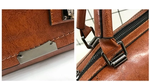 Détails macro du cuir marron, des anneaux en D en métal et des coutures du sac à main