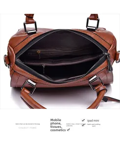 Vue intérieure montrant les compartiments spacieux et poches de ce sac vintage marron