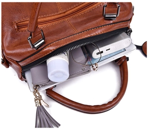 Vue intérieure du sac à main rétro marron montrant sa grande capacité de rangement