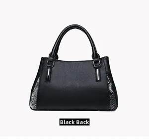 Vue arrière du sac à main noir grainé avec détails en peau de serpent grise
