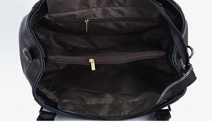 Vue détaillée du compartiment intérieur spacieux et des poches zippées du sac à main