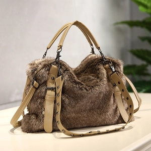 Mode Femmes Sac Fourre-tout en Fausse Fourrure Grande Capacité Hiver Chaud Peluche Sac à Épaule Avec Rivets Bandoulière en Cuir PU Marron