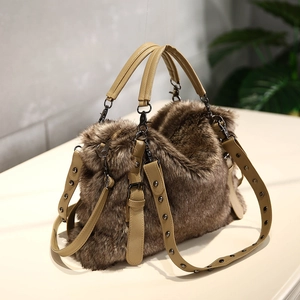 Sac cabas marron en fausse fourrure avec poignées en cuir et rivets pour l'automne