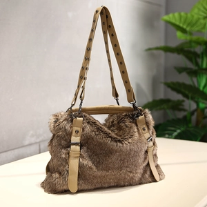 Sac fourre-tout en fausse fourrure marron avec brides cloutées pour la mode hiver