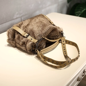 Sac à main en fausse fourrure marron avec bandoulière cloutée et texture peluche