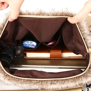 Sac à épaule spacieux en fausse fourrure pour femme avec doublure et grande capacité