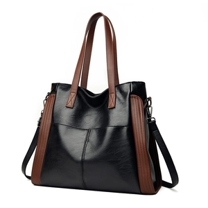 Grand sac cabas minimaliste en similicuir avec un design contrasté noir et marron