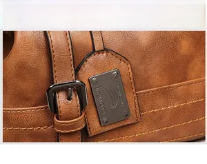 Detail van karamelbruine Boston-tas met kiezellederen textuur en metalen gesp-hardware