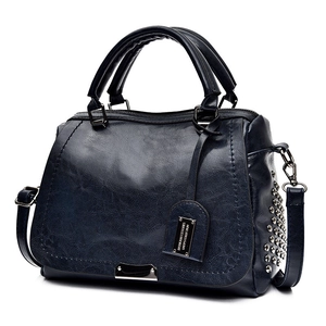 Sac à main vintage en cuir bleu marine avec rivets et bandoulière pour femme